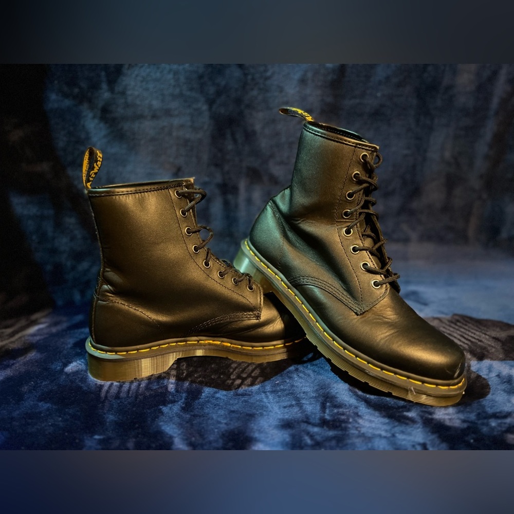 Dr. Martens (1460 Women’s Smooth leather Lace Up Boots)